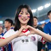 女球迷李薇比心手势